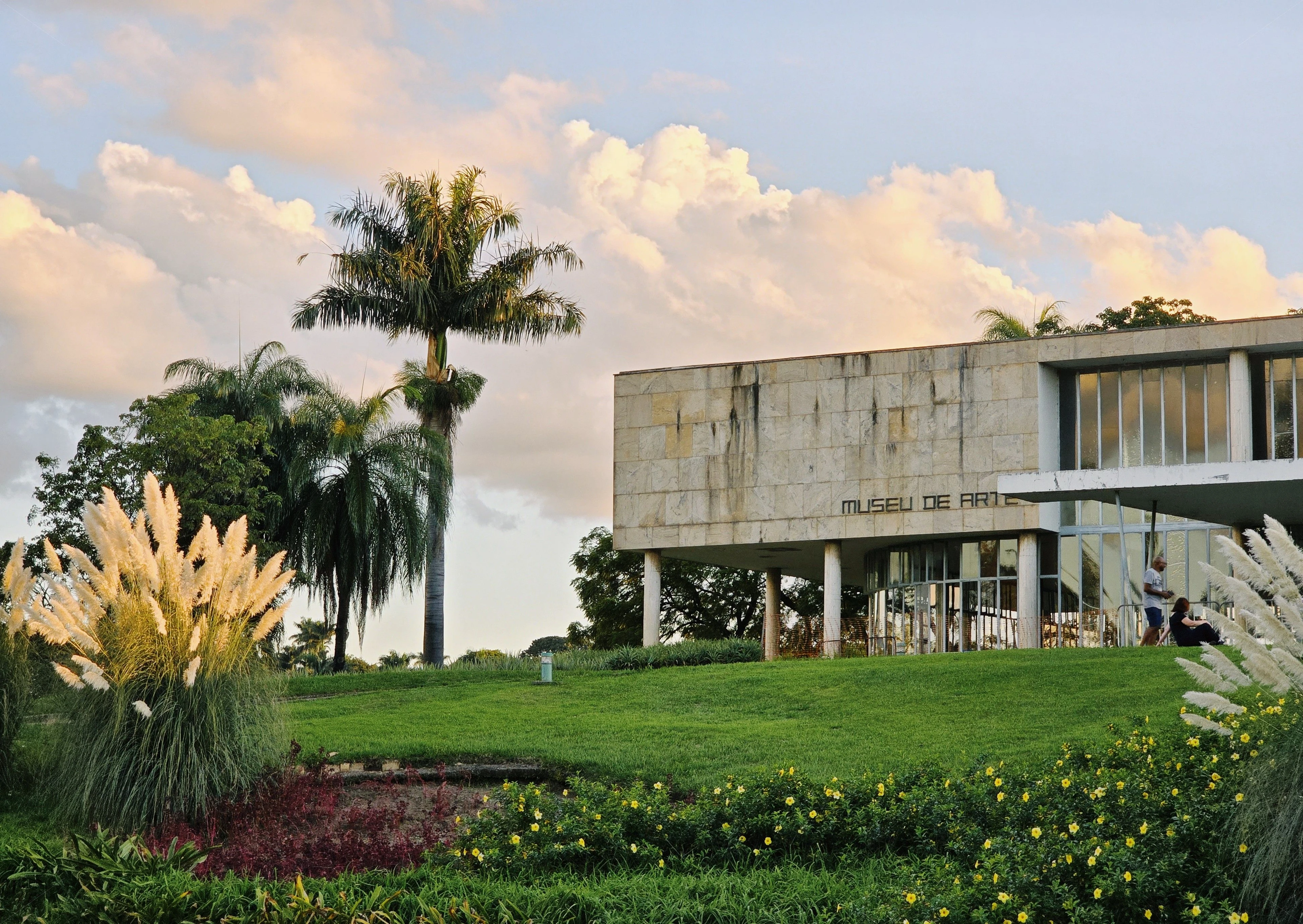 Garden planting and architectural curves at the Museu de Arte da Pampulha