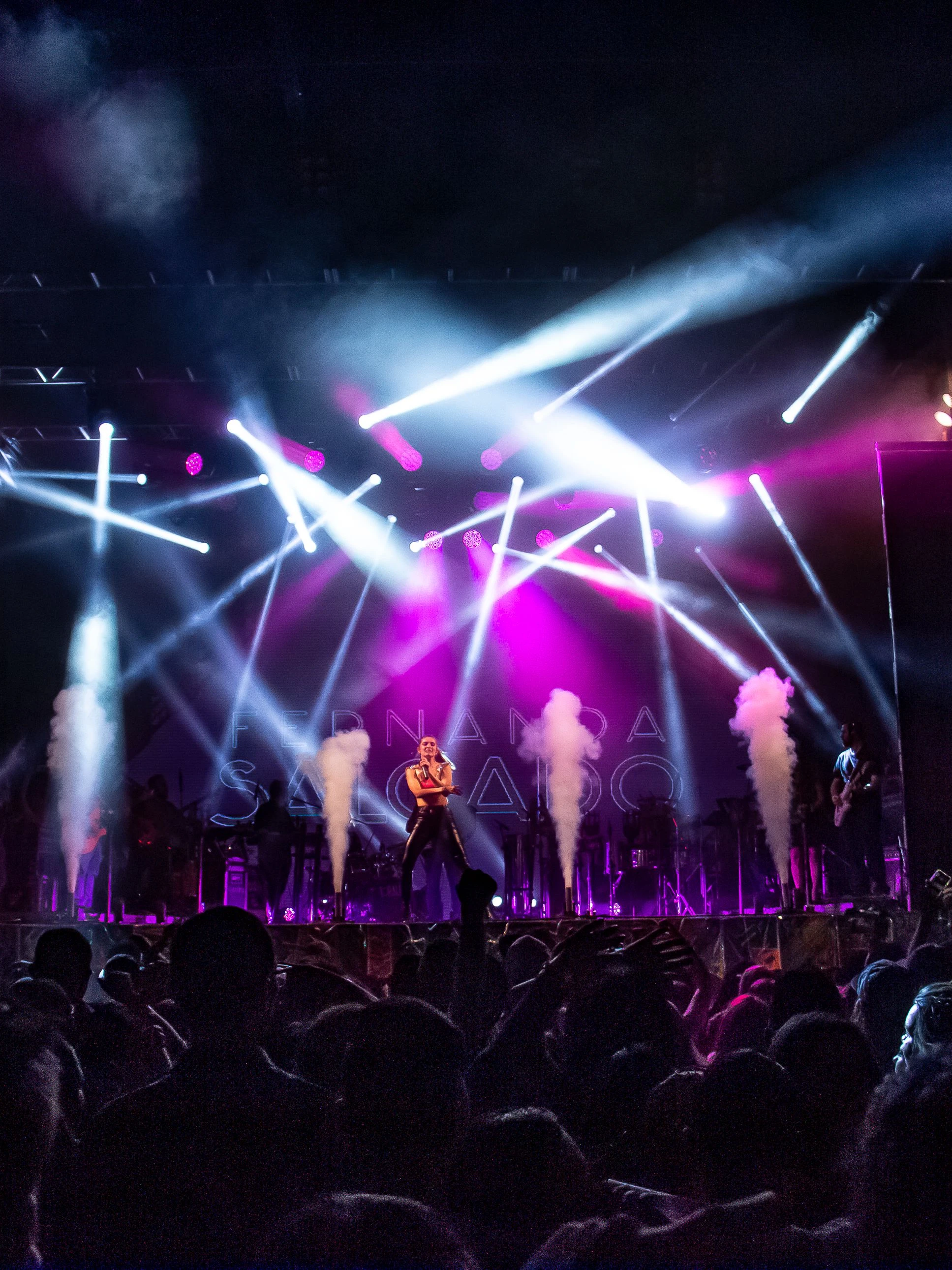 Concert lights and a crowd at a live show in São Paulo.