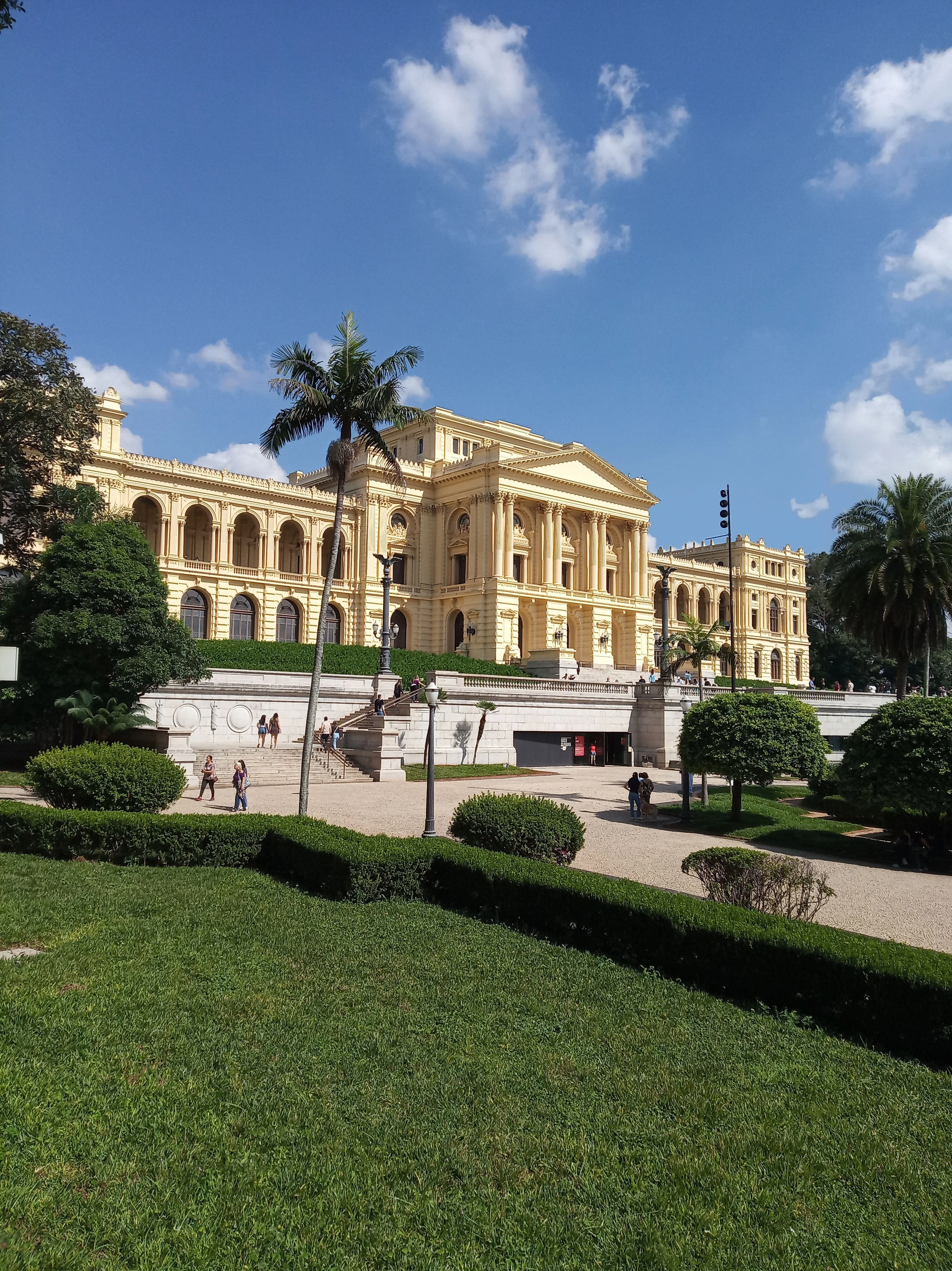 Sunlit museum façade and formal gardens at Museu do Ipiranga