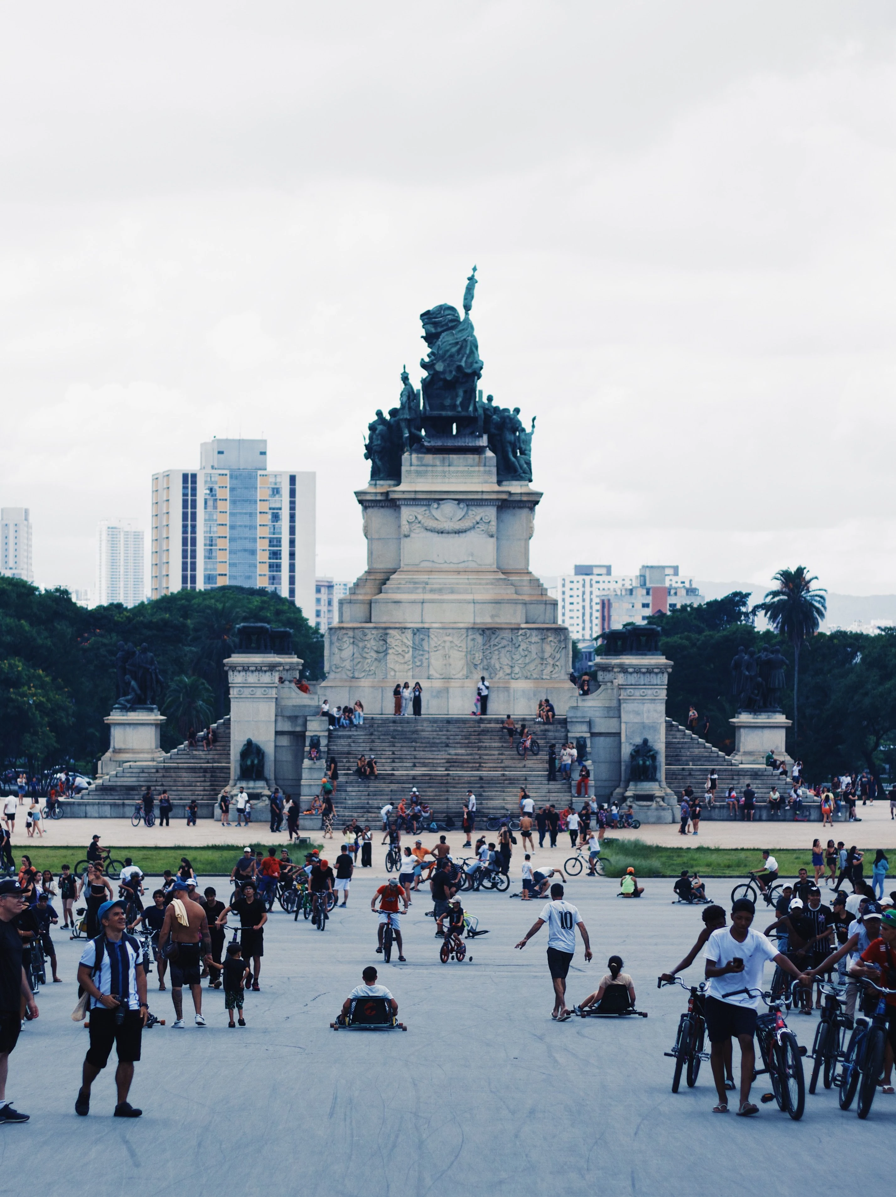Life around the monument, Parque da Independência