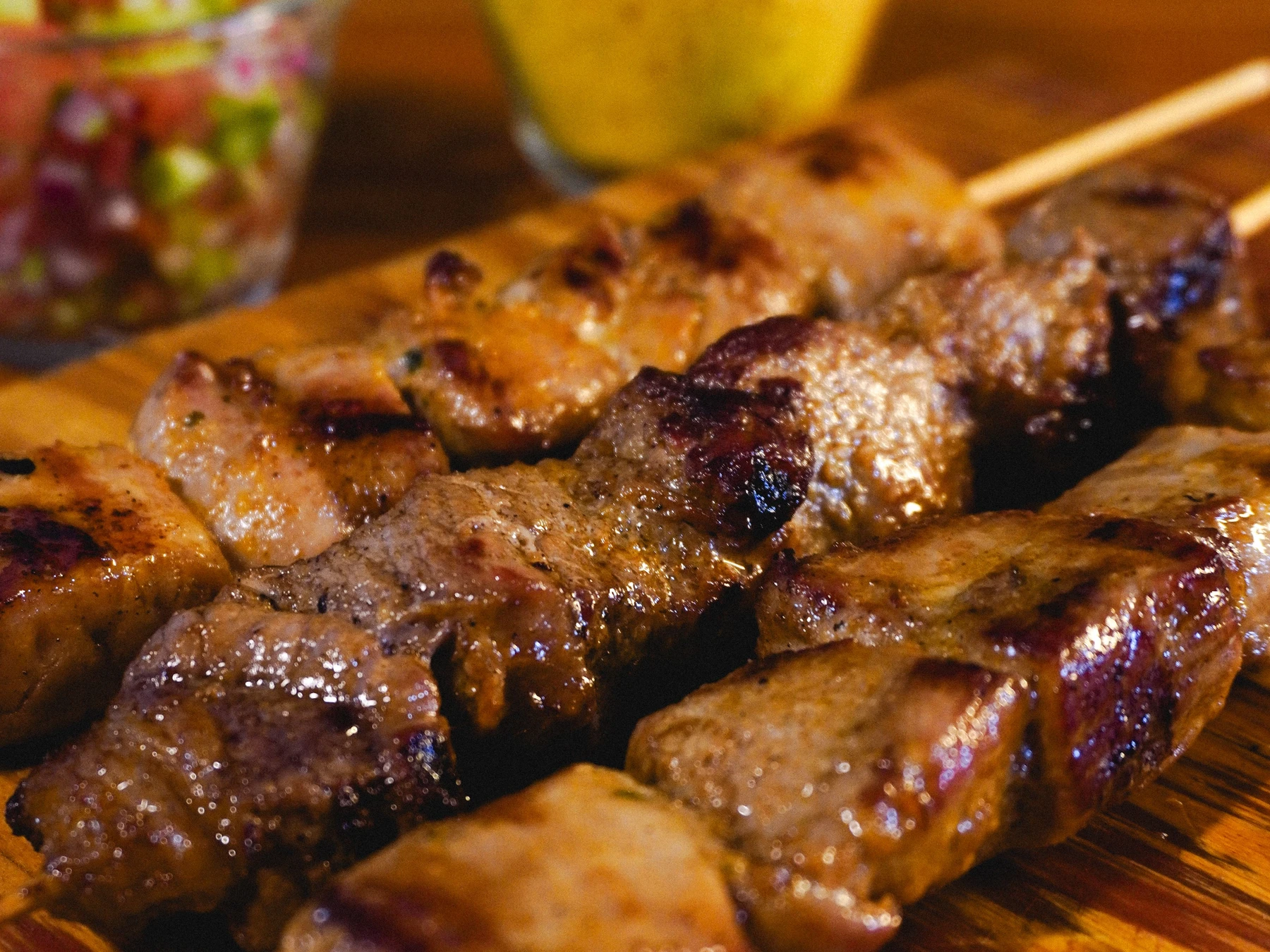 Grilled skewers with accompaniments in Rio Grande do Norte.