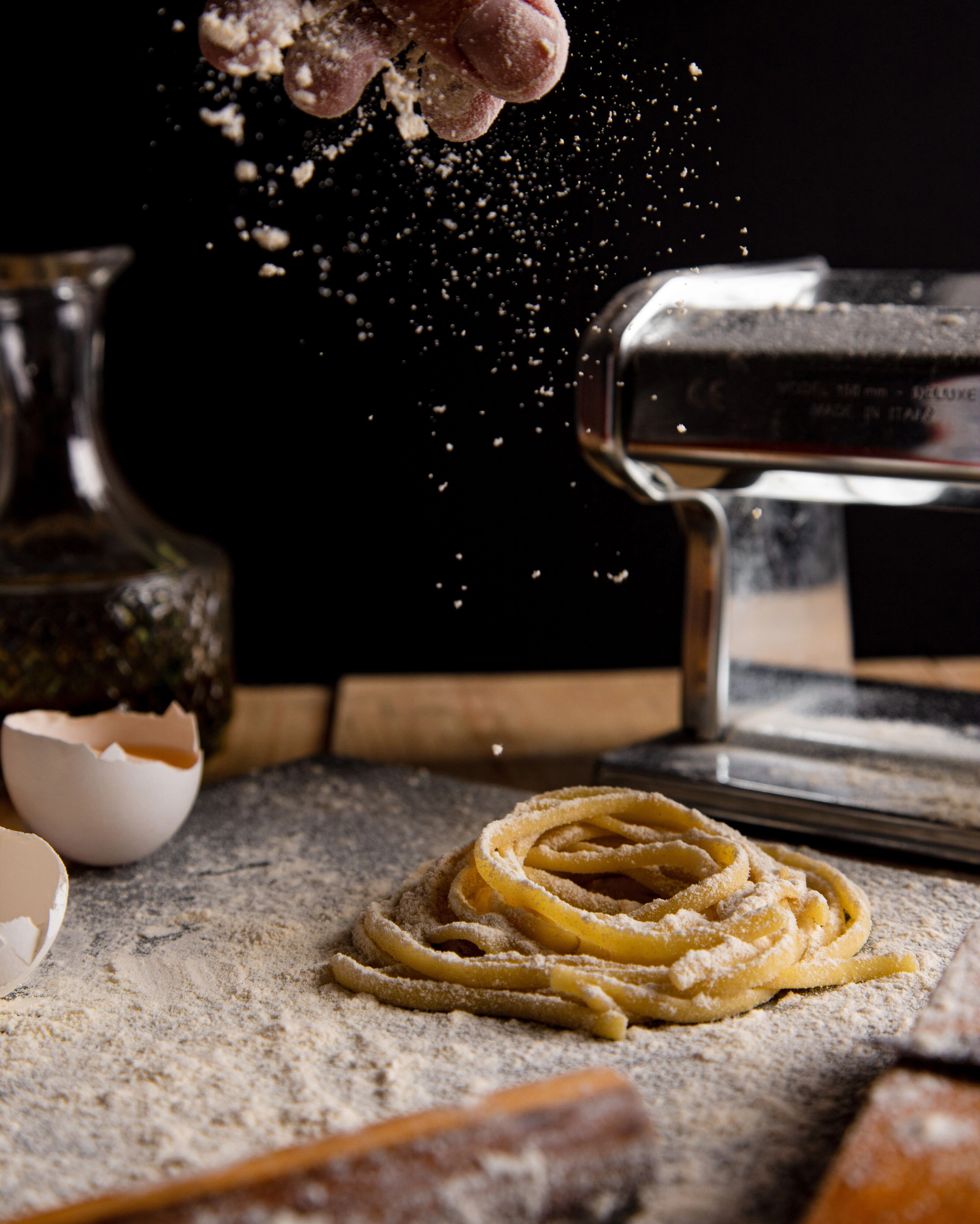 Flour falls over fresh pasta during food preparation in Brasília.